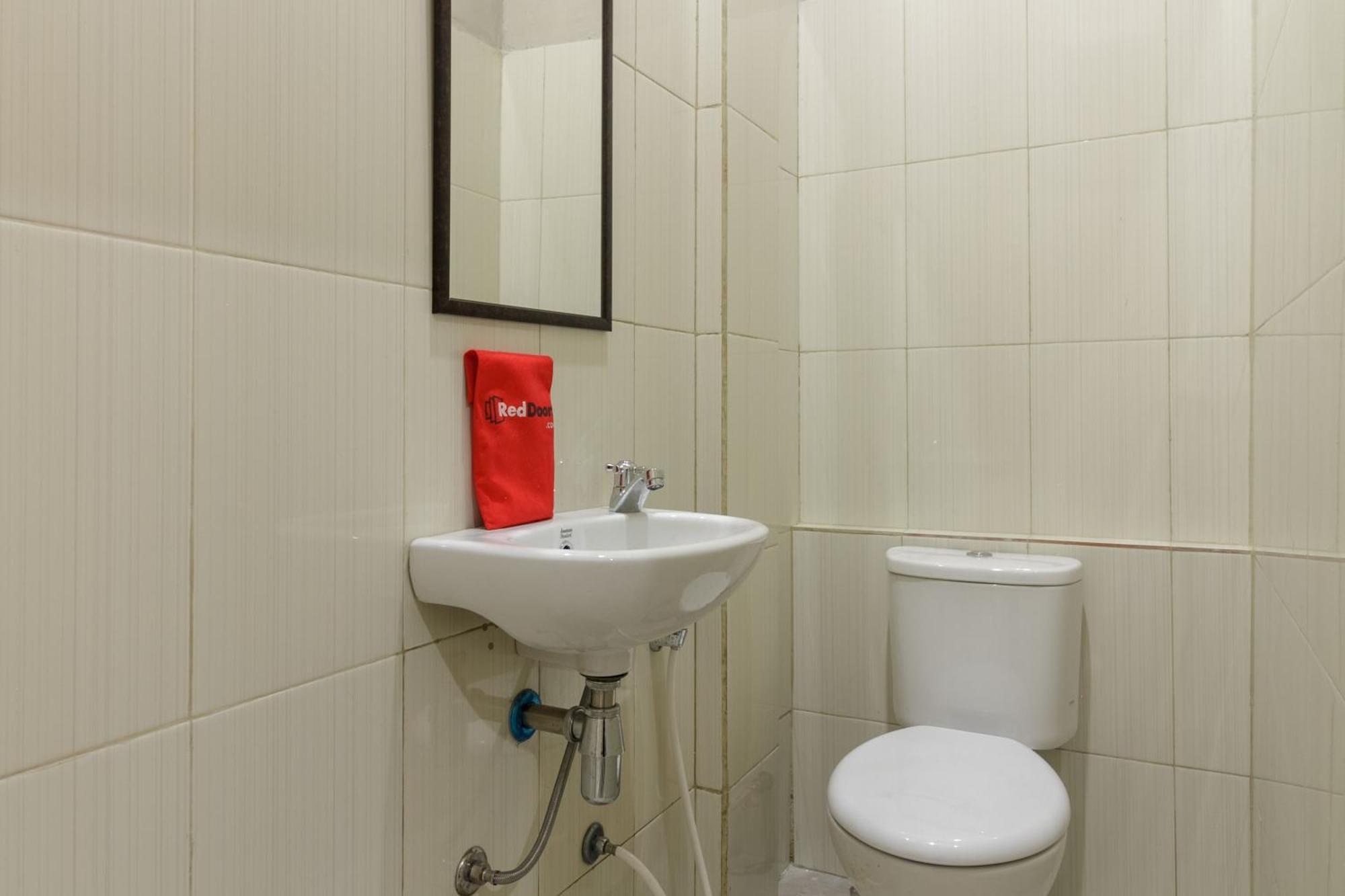Reddoorz Near Puri Indah Mall Jakarta Eksteriør bilde
